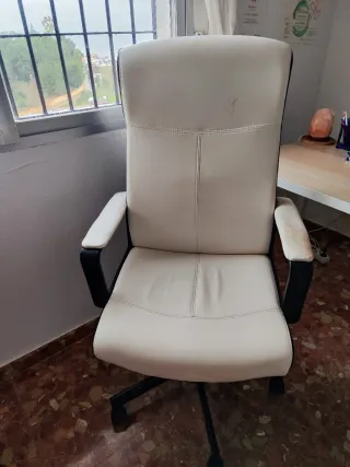 Silla de oficina blanca