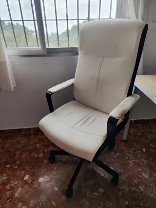 Silla de oficina blanca