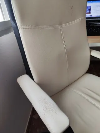 Silla de oficina blanca