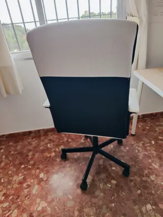 Silla de oficina blanca
