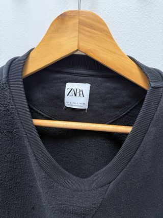 Sudadera negra con texturas