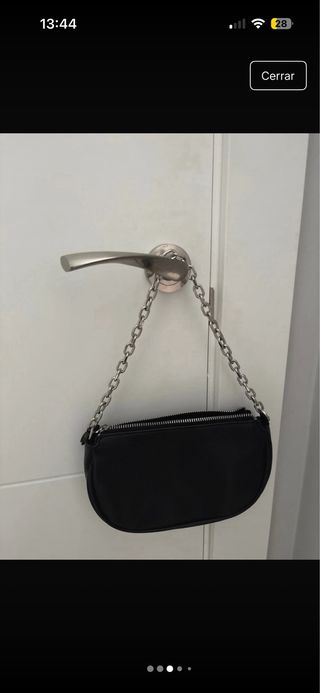 Bolso negro pequeño con cadena