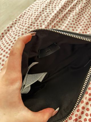 Bolso negro pequeño con cadena