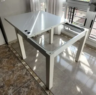 Mesa de comedor blanca de madera