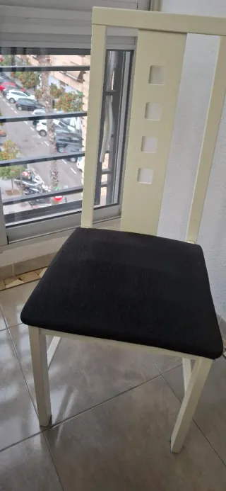 Mesa de comedor blanca de madera