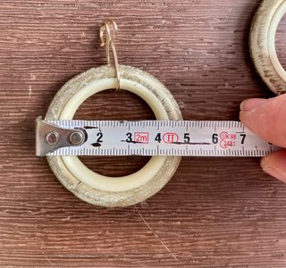 Anillas para cortinas beige y doradas