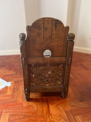 Mueble bajo antiguo tallado de Indonesia
