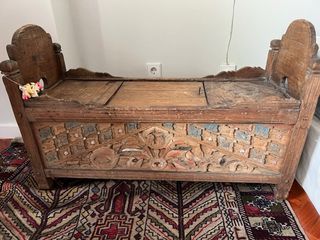 Mueble bajo antiguo tallado de Indonesia