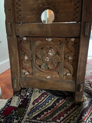 Mueble bajo antiguo tallado de Indonesia