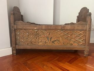 Mueble bajo antiguo tallado de Indonesia