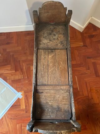 Mueble bajo antiguo tallado de Indonesia