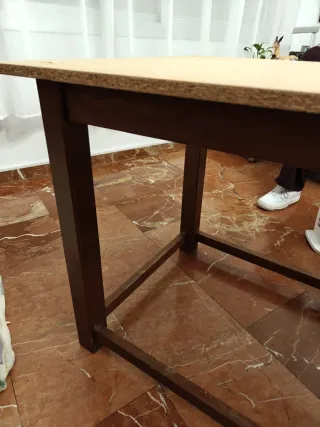 Mesa de comedor, cristal y enagüillas