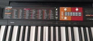 Teclado Yamaha PSR 51 de 61 teclas, manual y base.