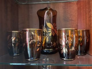 Jarra y 5 vasos de cristal ámbar con dorado