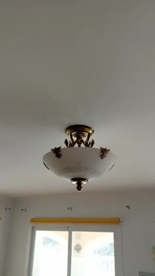 Lámpara de salón dorada y blanca