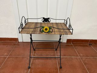 Tavolino ausiliario in ferro battuto e vimini vintage