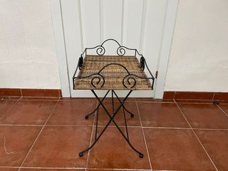 Tavolino ausiliario in ferro battuto e vimini vintage