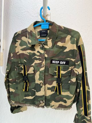 Chaqueta Corta Militar Bershka Talla M