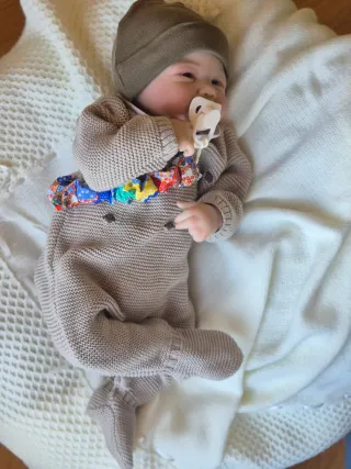 Bambino Reborn Occhi Aperti Sorridente Tomás