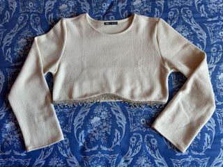 Jersey crop top fino de Zara beige con pedrería