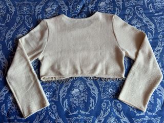 Jersey crop top fino de Zara beige con pedrería