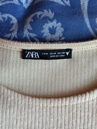 Jersey crop top fino de Zara beige con pedrería