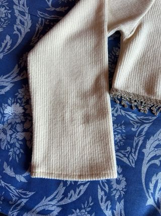 Jersey crop top fino de Zara beige con pedrería