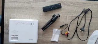 Proyector blanco y gris