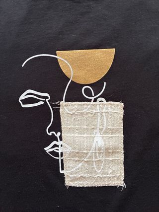 Camiseta negra con estampado abstracto