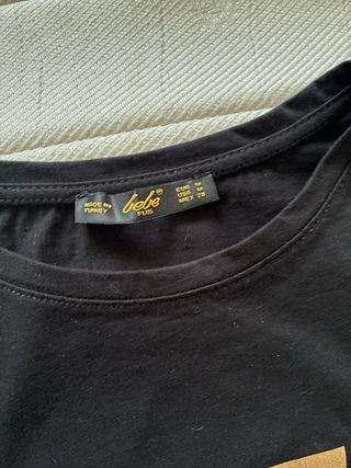 Camiseta negra con estampado abstracto