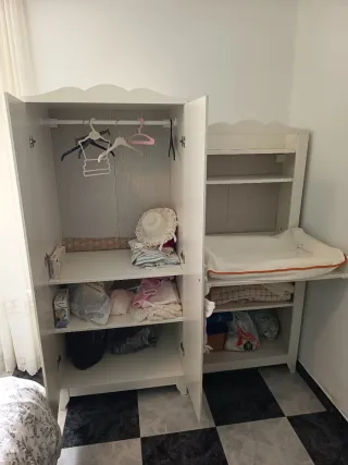 Muebles habitación bebé: Armario y cambiador. Ikea