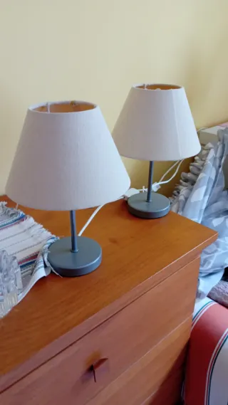 Lámpara de mesita beige y gris