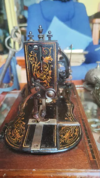 Antigua máquina de coser de violín