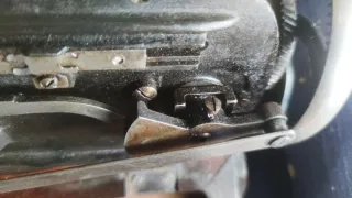 Antigua máquina de coser de violín