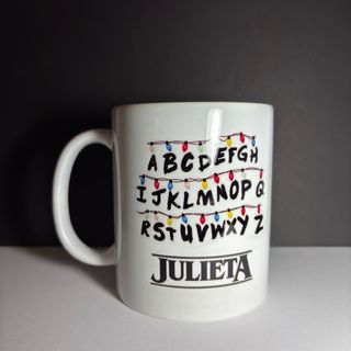 Taza Stranger Things personalizada con nombre