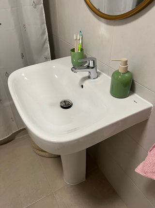 Lavabo Roca con Pedestal Blanco y grifo plateado