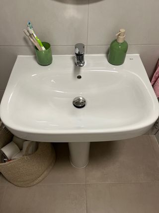 Lavabo Roca con Pedestal Blanco y grifo plateado