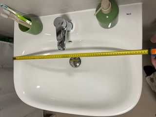 Lavabo Roca con Pedestal Blanco y grifo plateado