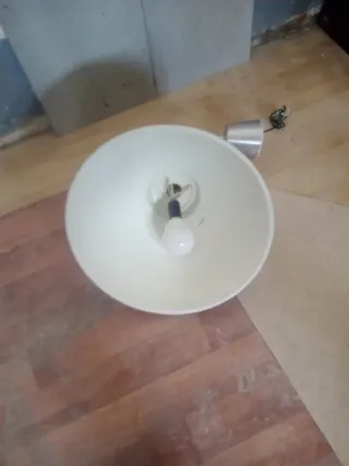 Lámpara grande de metal plateado