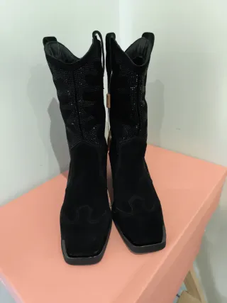 Botas Alma en Pena, Negras. Tipo campera.