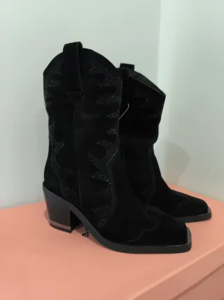 Botas Alma en Pena, Negras. Tipo campera.