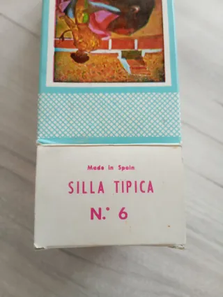 Silla decorativa flamenca con guitarra