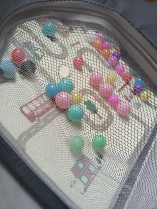 Parque infantil con pelotas y agarradores