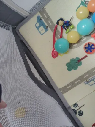 Parque infantil con pelotas y agarradores