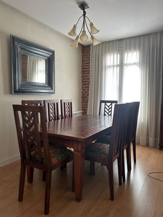 Mesa de comedor de madera con 8 sillas