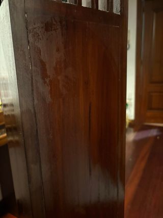 Cajonera de madera tipo teka.