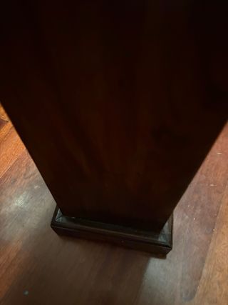 Cajonera de madera tipo teka.