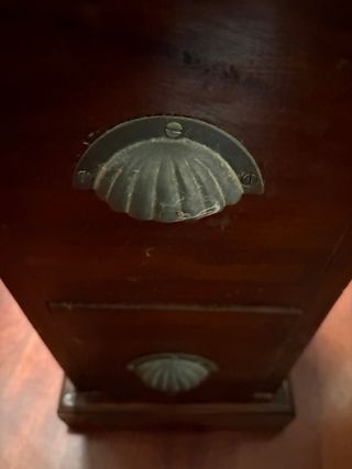 Cajonera de madera tipo teka.