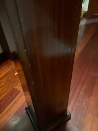 Cajonera de madera tipo teka.