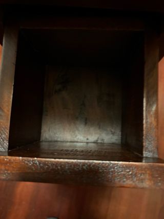 Cajonera de madera tipo teka.